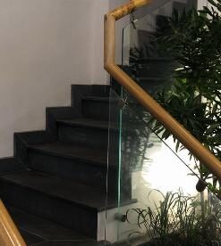 Cầu thang kính nhà phố