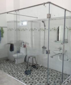 Nhà tắm kính rộng