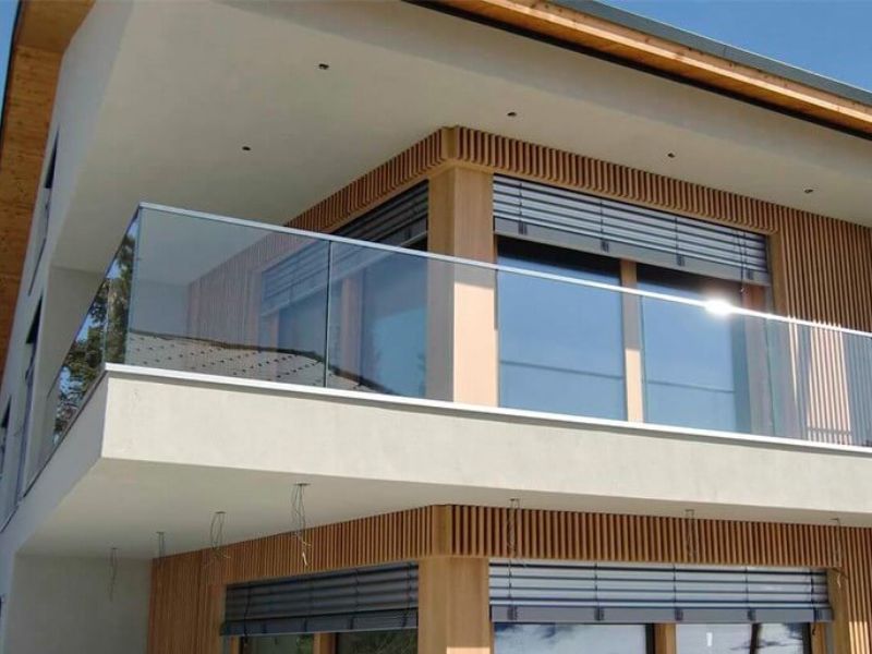 Lan can kính - Đặc điểm nổi bật của phong cách hiện đại